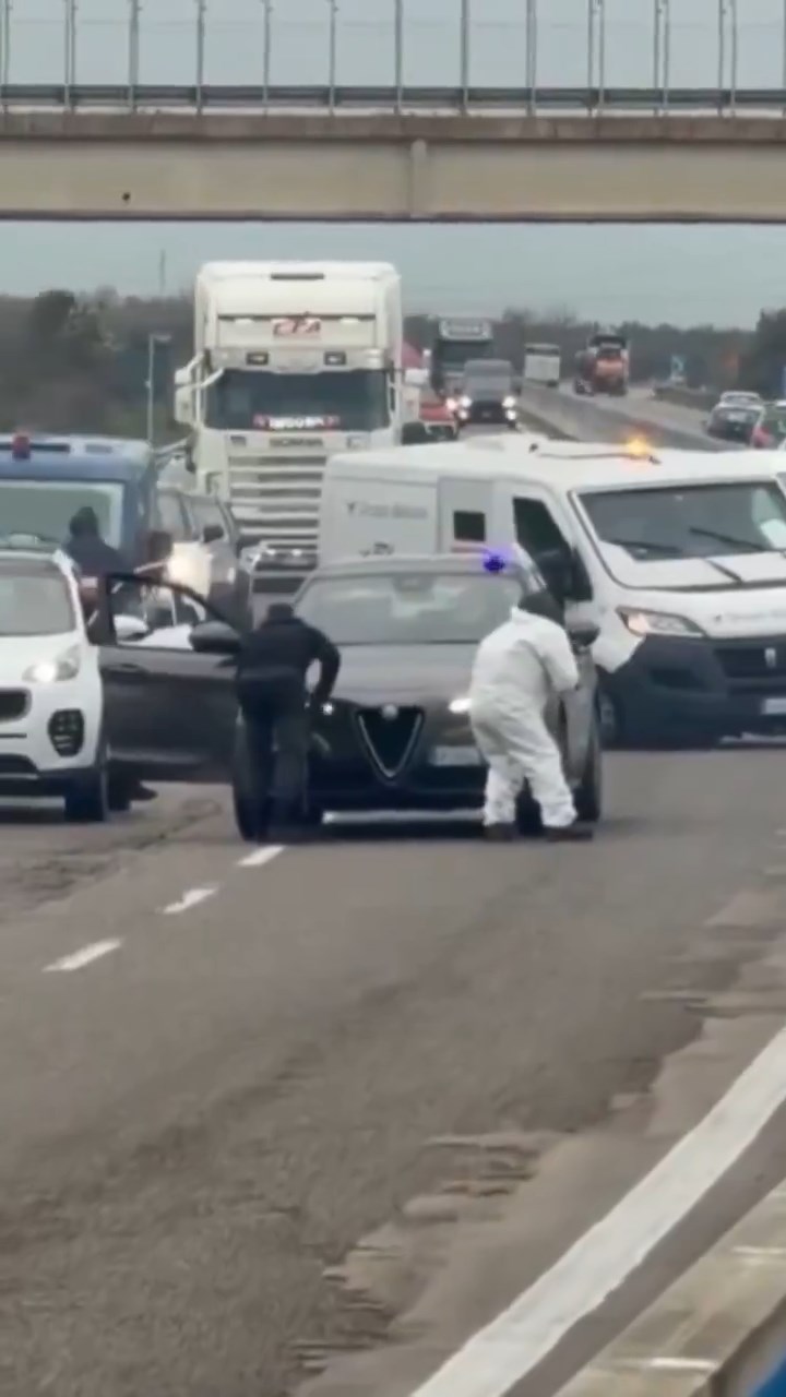 匪徒火力强大，与军警枪战。Ｘ＠SUN SKULL