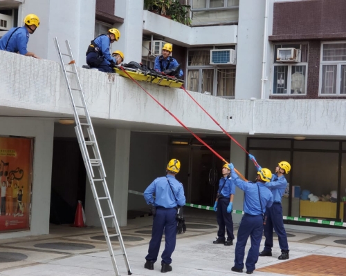 女子被證實當場死亡，消防將婦人遺體移至地面。 楊偉亨攝