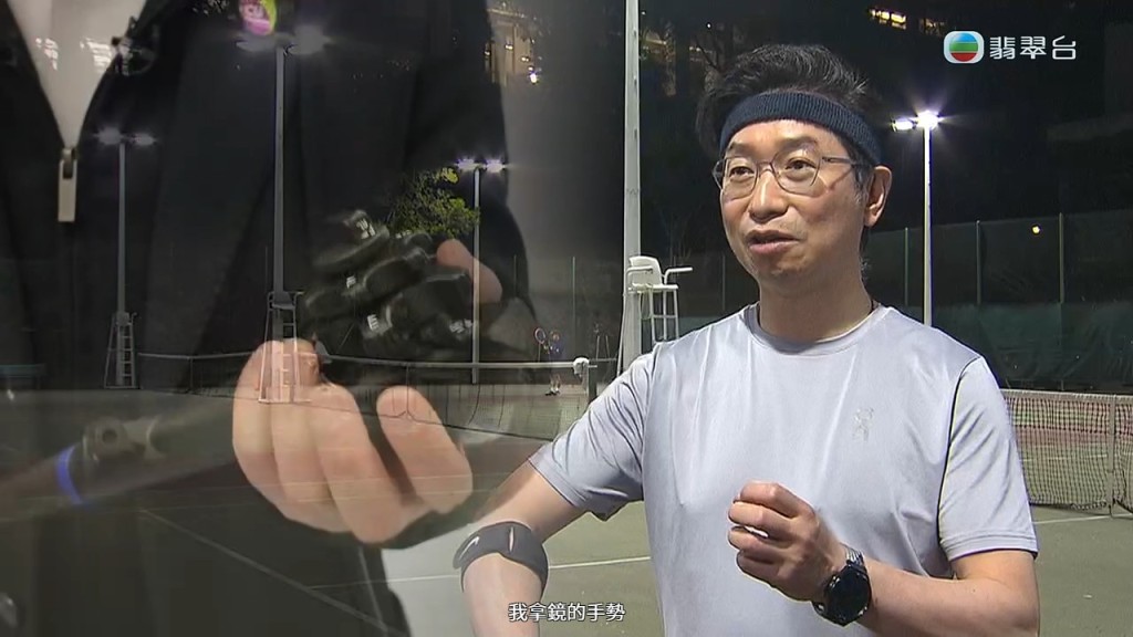 趙偉仁院長打網球訓練手部。