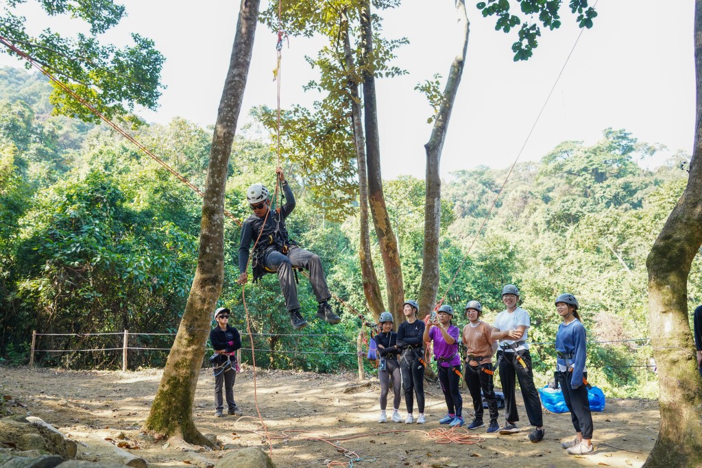 6歲或以上小朋友可體驗康樂攀樹及林中飛索, 沿着繩索攀爬,俯瞰梅子林的梯田美景。(圖片來源:《親子王》) 6歲或以上小朋友可體驗康樂攀樹及林中飛索, 沿着繩索攀爬,俯瞰梅子林的梯田美景。(圖片來源:《親子王》)