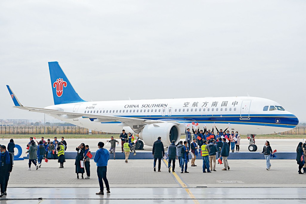 南方航空宣布購入一百架「空巴A320」客機。