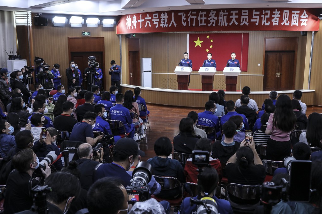 神舟十六號3名太空人與中外媒體記者集體見面會在酒泉衛星發射中心問天閣舉行。新華社