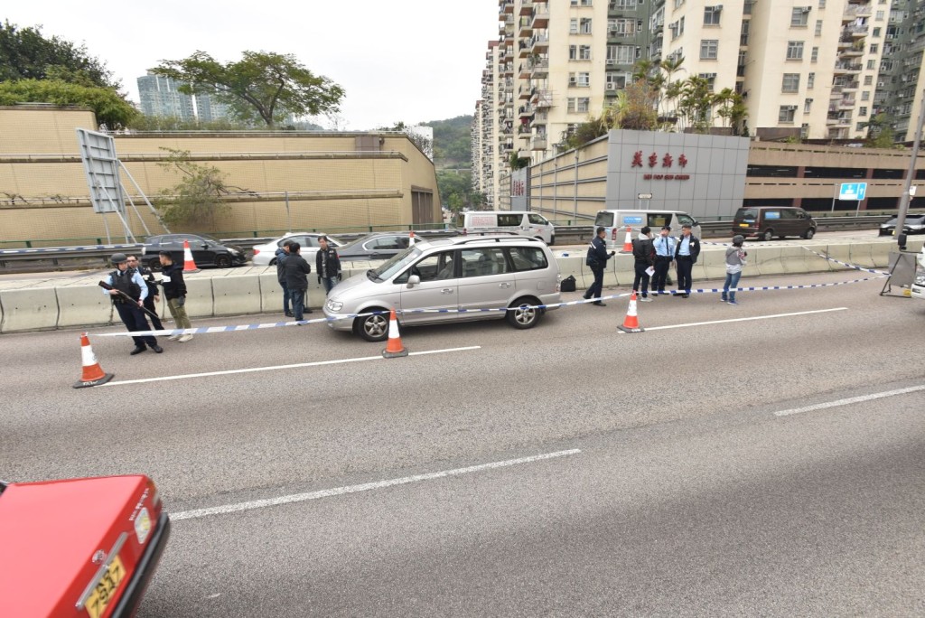 警方在現場調查涉案七人車