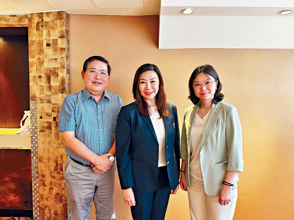 曹虹（中）表示，新課程「藝術及文化傳播（榮譽）文學士」已收到逾200個入學申請。旁為趙應春（左）及吳靜（右）。