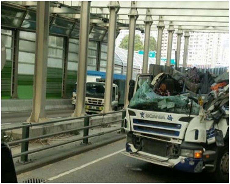 貨櫃車司機被困車內。圖:網民Man Keung Lee