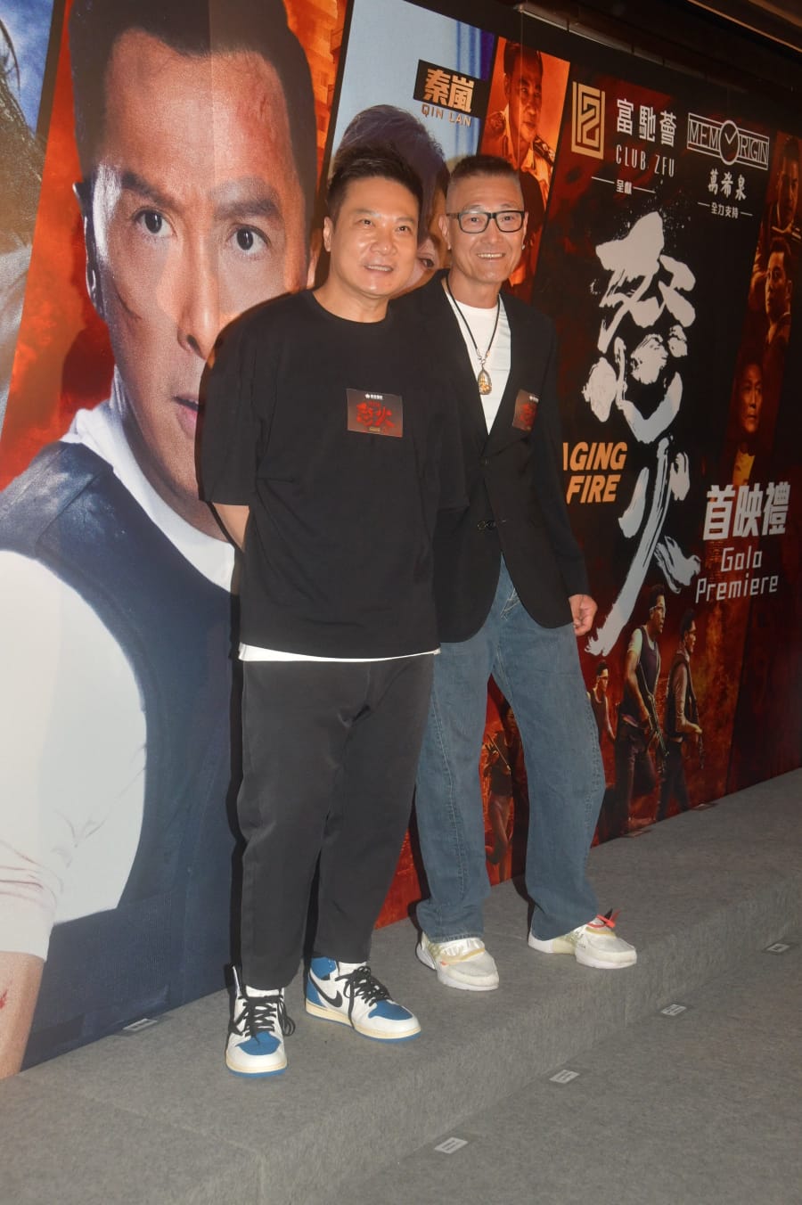 錢嘉樂(左)和盧惠光一同來欣賞陳木勝的作品。