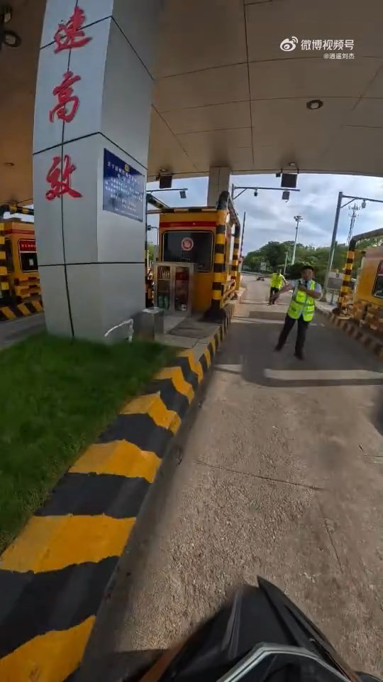 收費站職員手持電鋸截停企圖硬闖高速的電單車。
