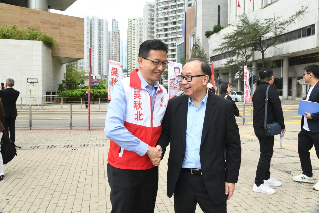 吳秋北與「班長」廖長江握手合照。何健勇攝