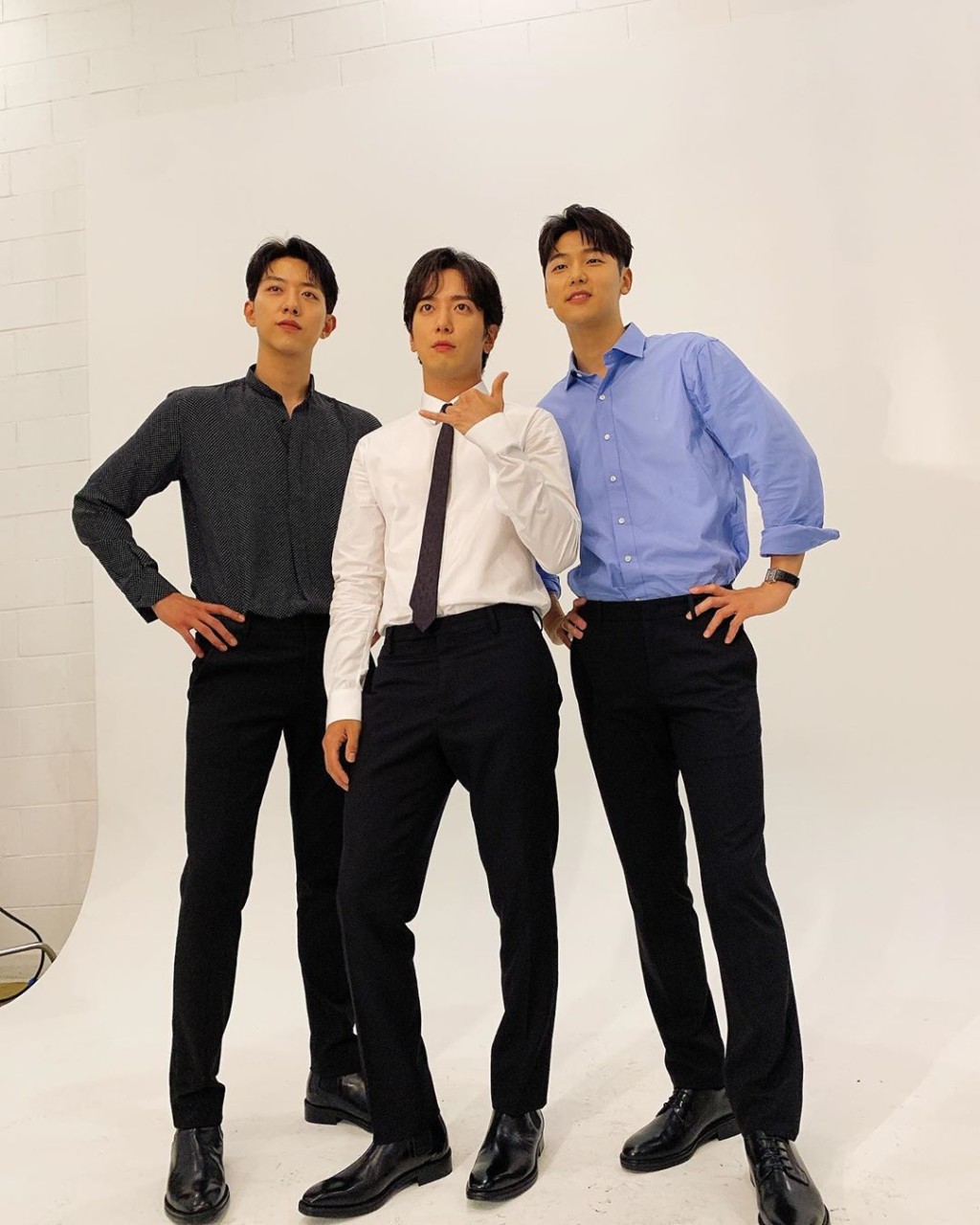 三兄弟帥氣不減。