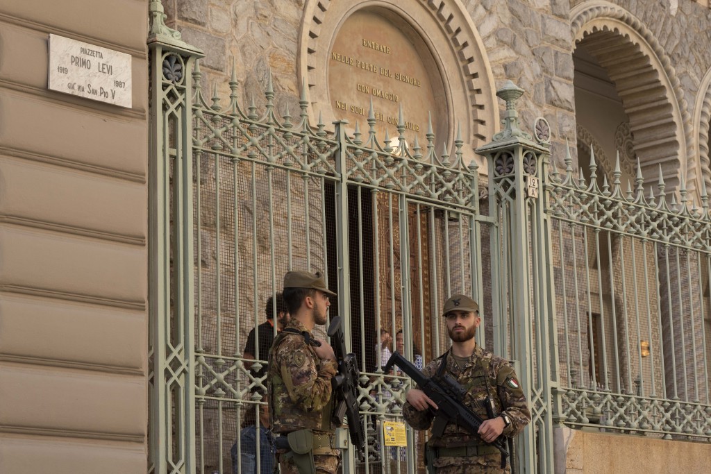 意大利警方在一间犹太教堂外部署。美联社