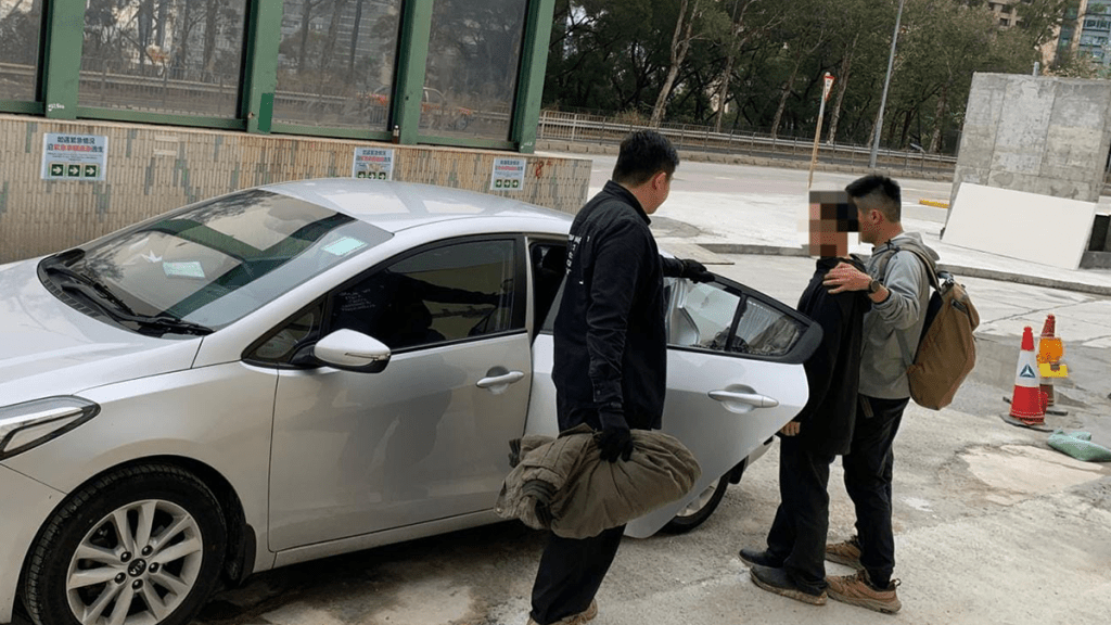 青衣長青邨保安員遭偷背囊 警拘中年漢