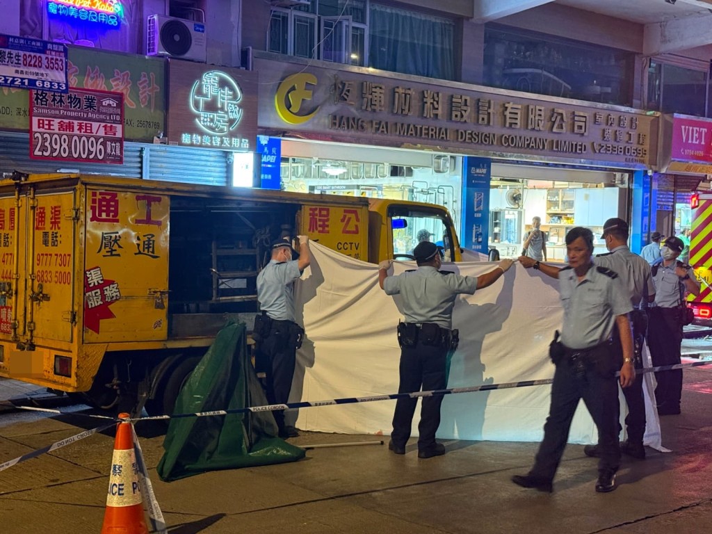警員用綠色帳篷覆蓋遺體。 警員用綠色帳篷覆蓋遺體。