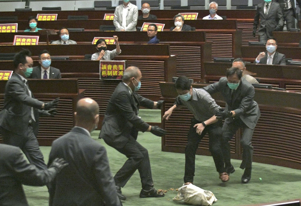 上屆立法會拉布嚴重。圖為2020年5月國歌法審議期間,時任反對派議員許智峯投擲惡臭物品,被大主席梁君彥趕離場。資料圖片 上屆立法會拉布嚴重。圖為2020年5月國歌法審議期間,時任反對派議員許智峯投擲惡臭物品,被大主席梁君彥趕離場。資料圖片