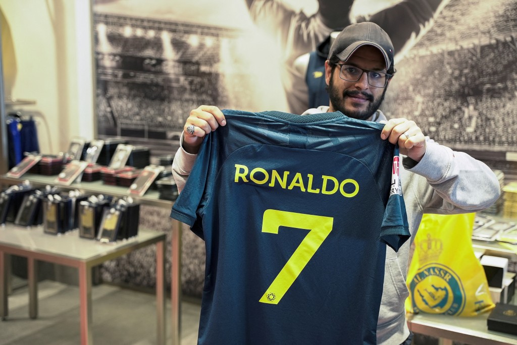 有球迷立即购买印有C朗拿度名字的球衣。Reuters