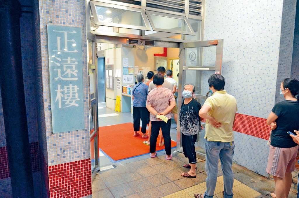 ■袁國勇稱，現時政府的病毒檢測量不足，能力不及內地。圖為慈正村居民排隊接受唾液測試。
