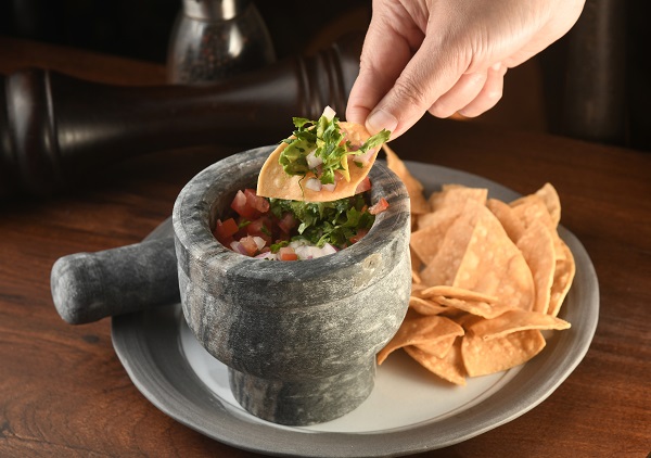 牛油果粟米脆片 $168新鮮即炸的粟米片伴牛油果、辣椒粒、洋葱粒、大蒜粒及青辣椒粒同吃，酸香微辣，很醒胃。