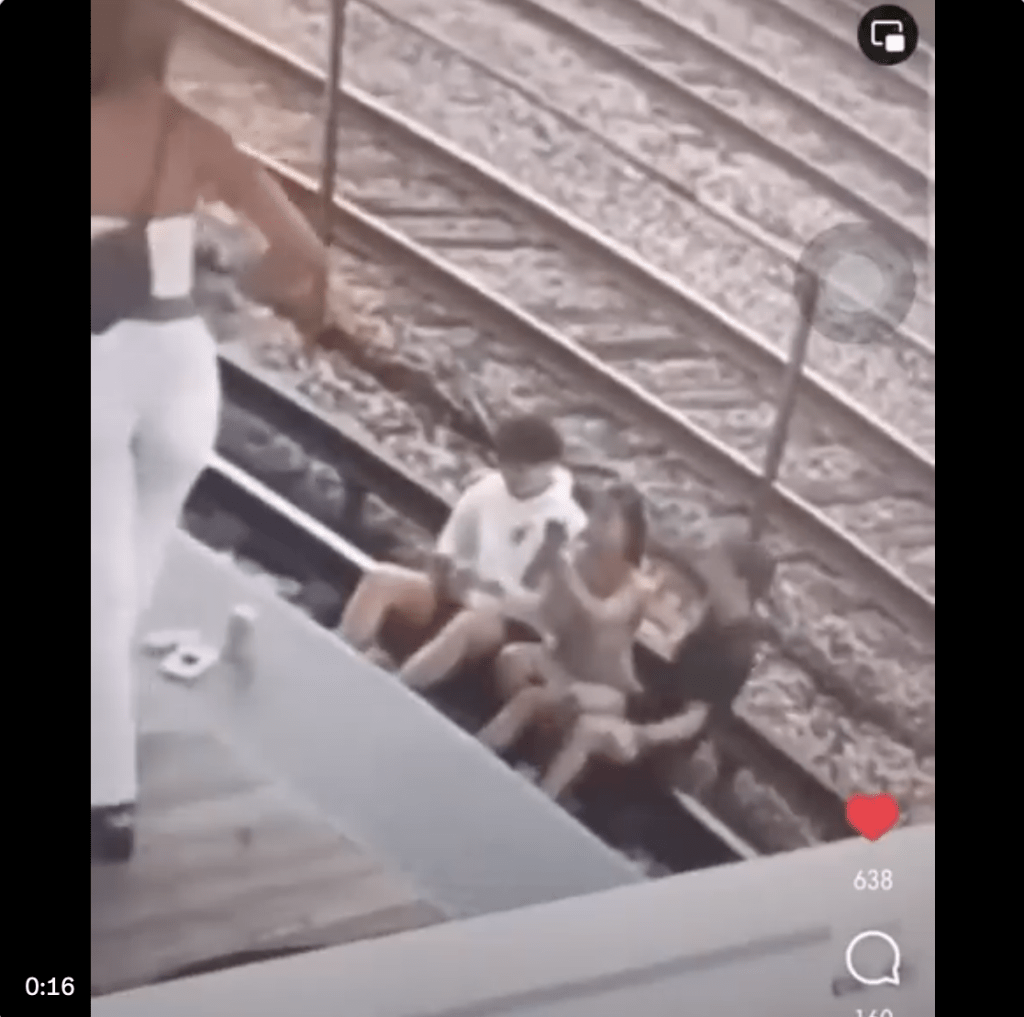 两男一女年轻人迳自跑落到铁轨上，排排坐玩起自拍来，未料闹出祸事。