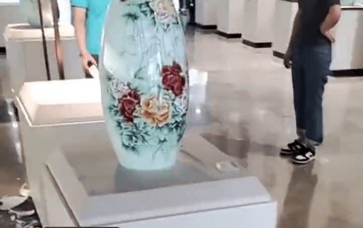 展出的花瓶沒有任何保護設施，引發爭議。