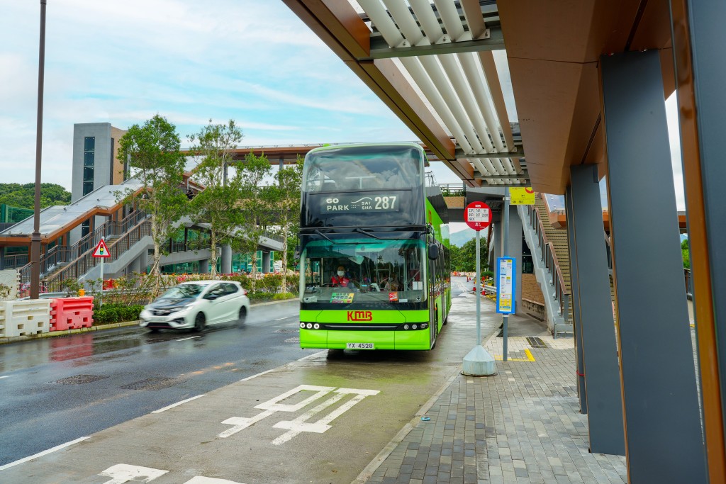 工程包括优化区内公共交通，重置多个公共交通设施。