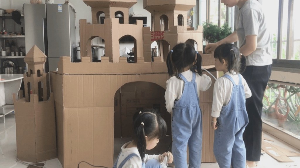 與女兒們一齊動手製作城堡。網圖