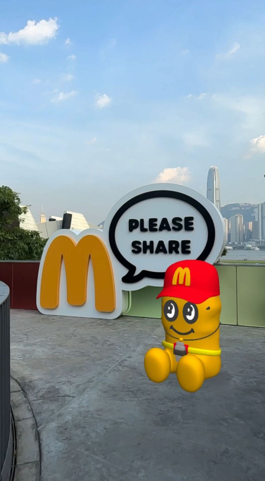 参观者可以即场试玩麦乐鸡 40周年主题 IG Filter，分享到社交平台。（图片来源：香港麦当劳）