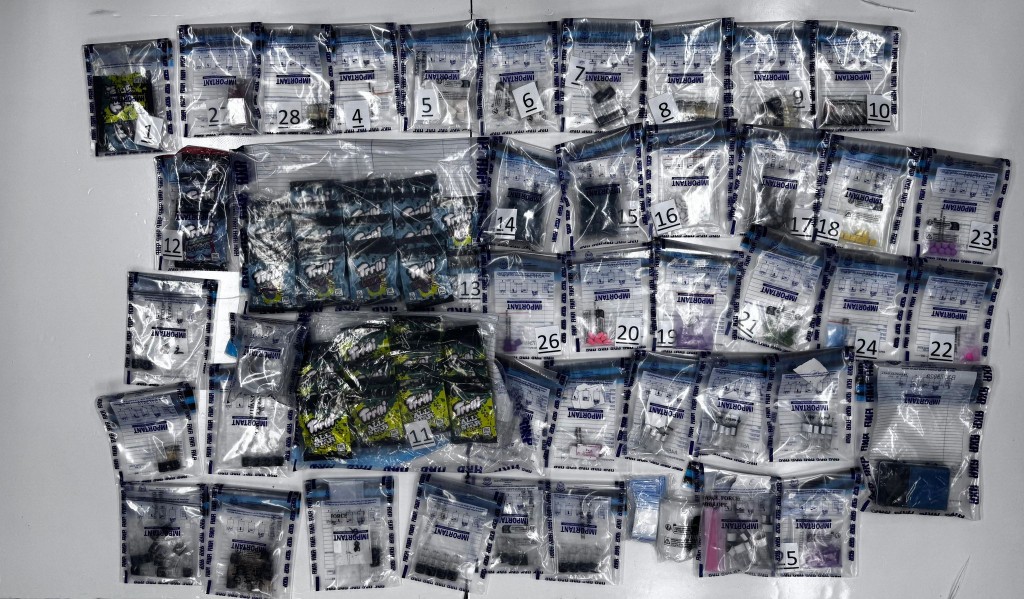 警方展示檢獲的毒品。 警方展示檢獲的毒品。