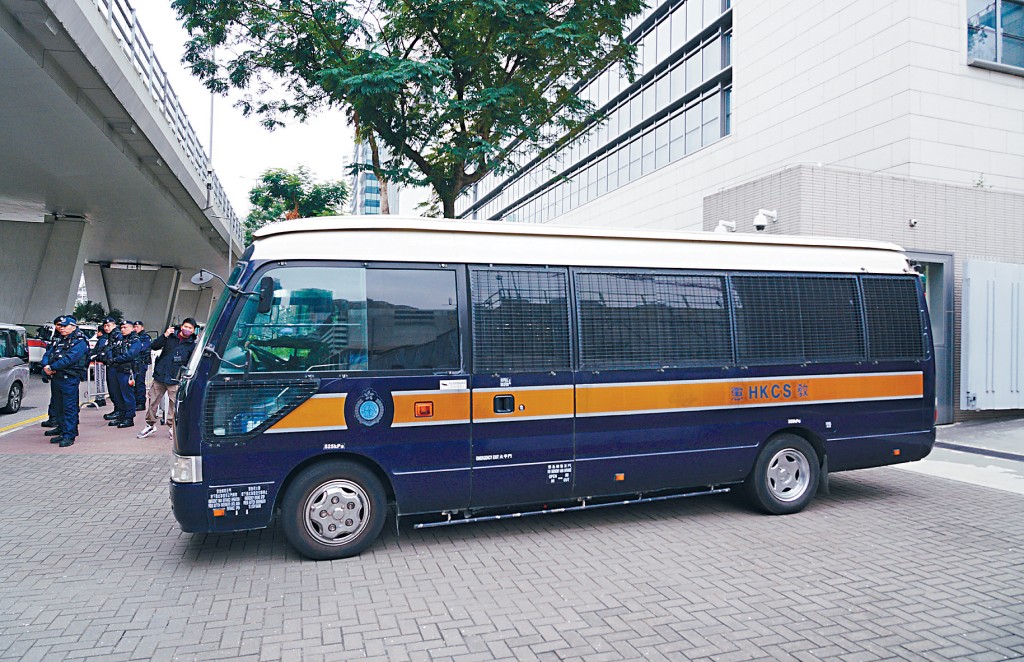 黎智英連日乘坐囚車進出法院。