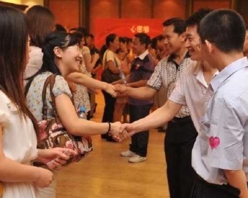 上海一名近26歲女子每月相親1至2次,指要趁年輕趕緊挑選對象。網圖