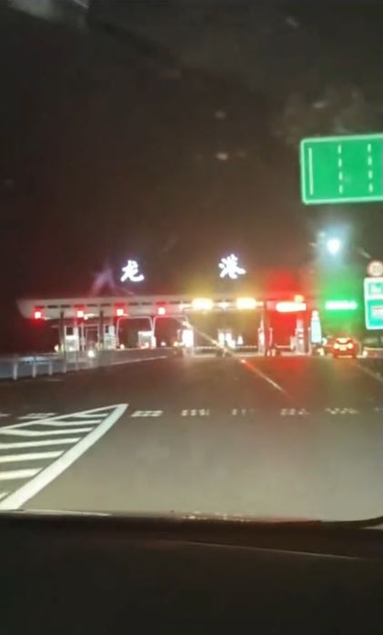有車主在最後一刻通過收費口，成功省下1300元路費。抖音＠魏先生呀
