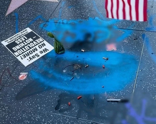 荷里活星光大道特朗普之星遭破壞，上面還放了一袋狗屎。(網圖)