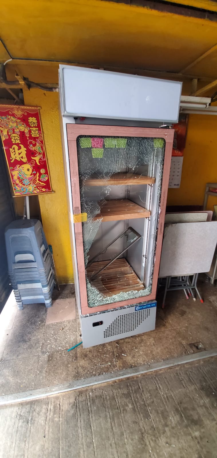凍櫃櫃門玻璃被扑爛。