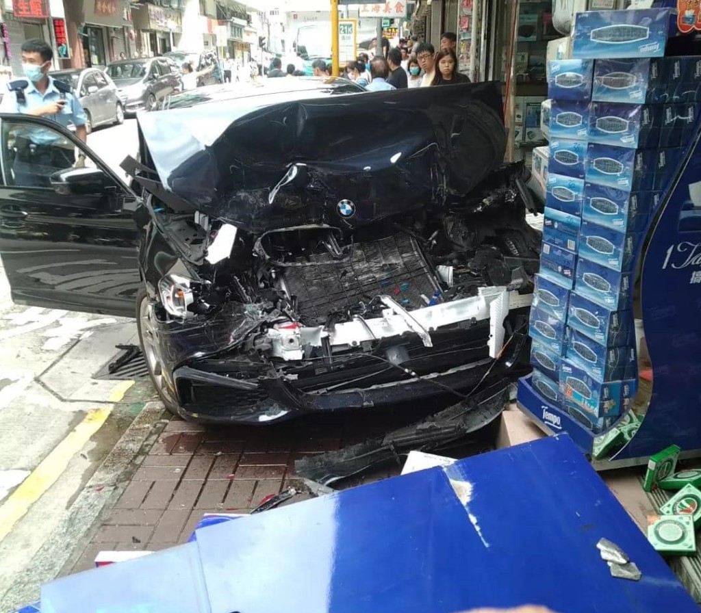 私家車車頭嚴重損毀。fb：馬路的事 (即時交通資訊台)