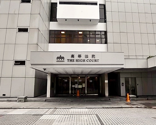 法庭使用者進入法院大樓前須接受體溫檢測及佩戴外科口罩。