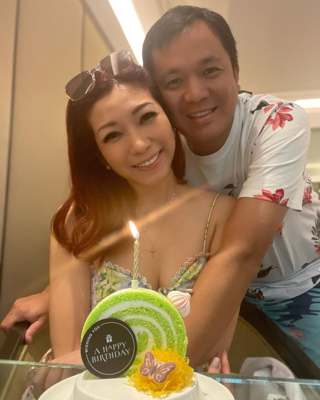 朱凯婷去年与老公林德勤庆祝结婚13周年。