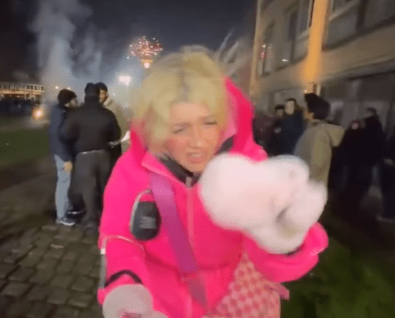 她隨即在鏡頭前驚呼：「噢，我被東西打中了，擊中了我的頭。」