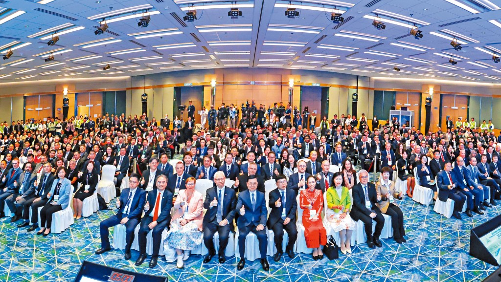 開幕儀式由行政長官李家超、國家鐵路局副局長王啟銘及港鐵公司主席歐陽伯權博士共同主持，歡迎國際鐵路安全議會核心組別成員，以及來自世界各地的鐵路業界代表蒞臨香港參與會議。