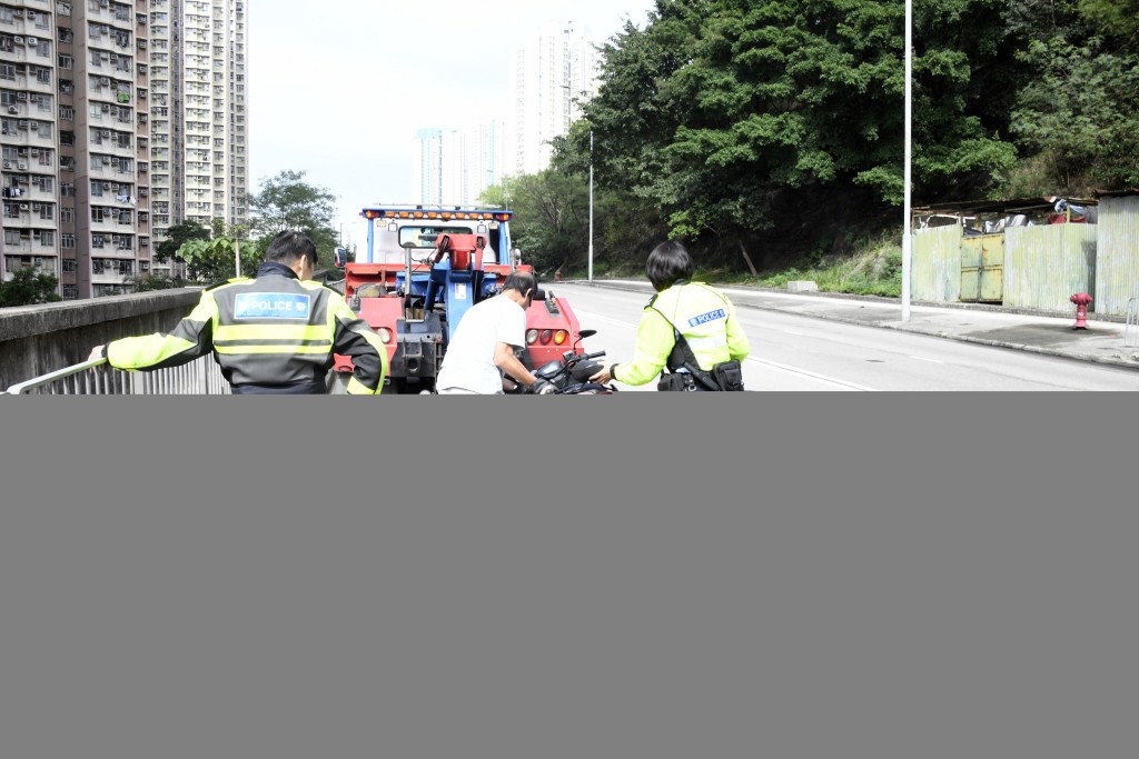 肇事電單車被拖走。楊偉亨攝