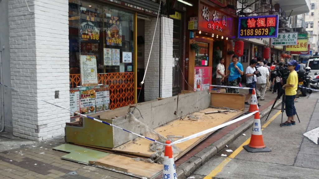 店外招牌懷疑日久失修,鬆脱從高處墮下。