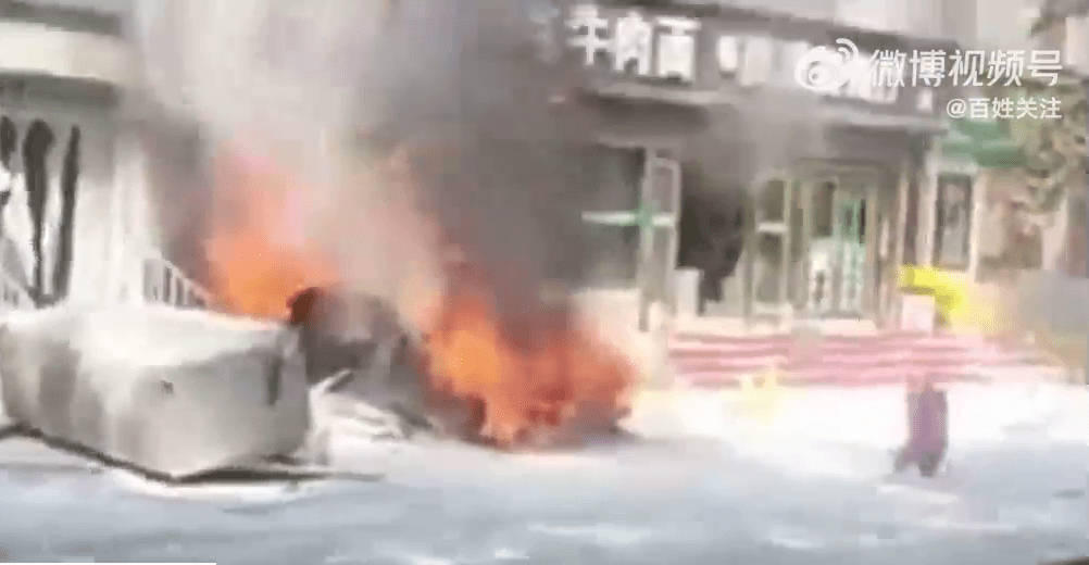 甘肅蘭州一間牛肉麵館發生爆炸，門外車輛燒起熊熊烈火，冒出黑煙。