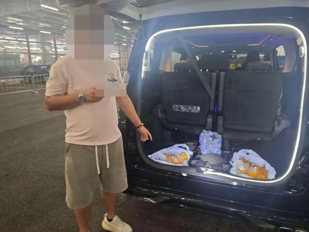 觀賞魚放在車尾。海關發布 觀賞魚放在車尾。海關發布