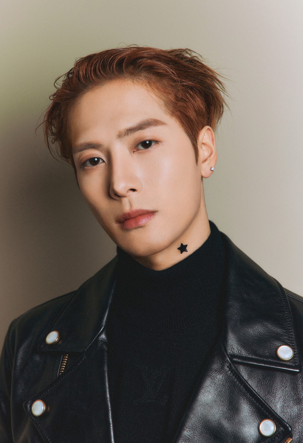 王嘉爾(Jackson Wang)由昔日香港劍擊代表隊新星,如今是站在國際音樂殿堂頂端、在全球擁有數千萬追隨者的超級巨星。 王嘉爾(Jackson Wang)由昔日香港劍擊代表隊新星,如今是站在國際音樂殿堂頂端、在全球擁有數千萬追隨者的超級巨星。