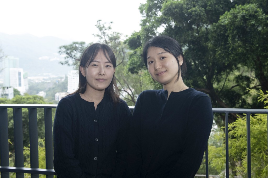 韓國釜山大學的代表(左)崔水禎和(右)李真珠均被中大校園景色及體育設施吸引。 韓國釜山大學的代表(左)崔水禎和(右)李真珠均被中大校園景色及體育設施吸引。