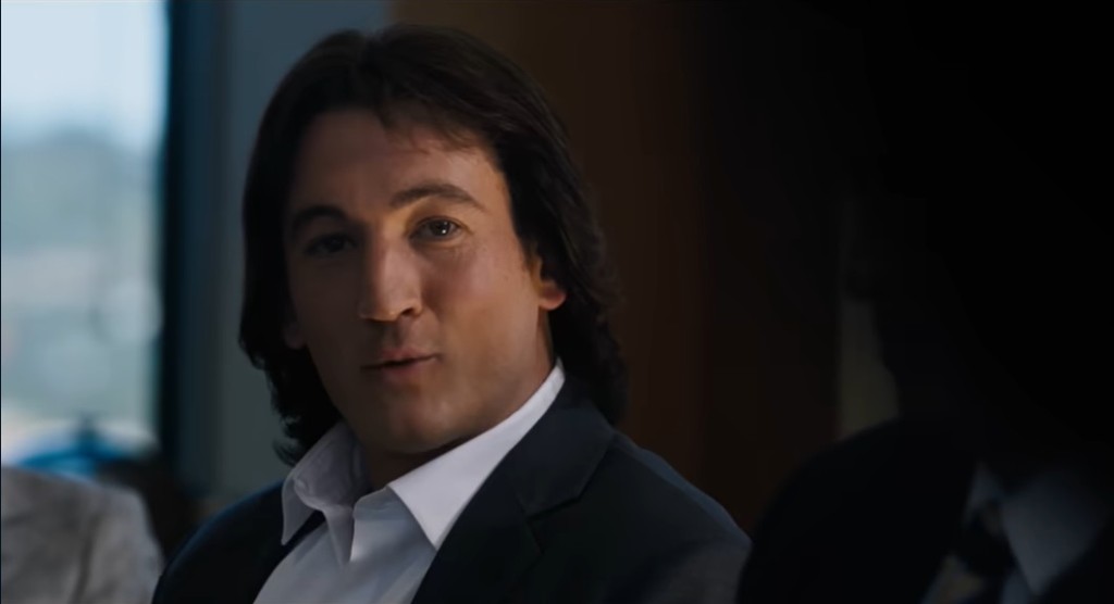 《壯志凌雲2》男星Miles Teller扮演著名娛樂界律師John Branca。 《壯志凌雲2》男星Miles Teller扮演著名娛樂界律師John Branca。