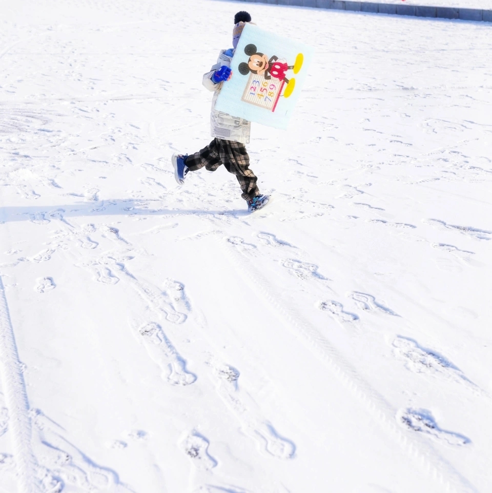 雪後北京天朗氣清,市民盡享冬日雪趣。 北京日報 雪後北京天朗氣清,市民盡享冬日雪趣。 北京日報