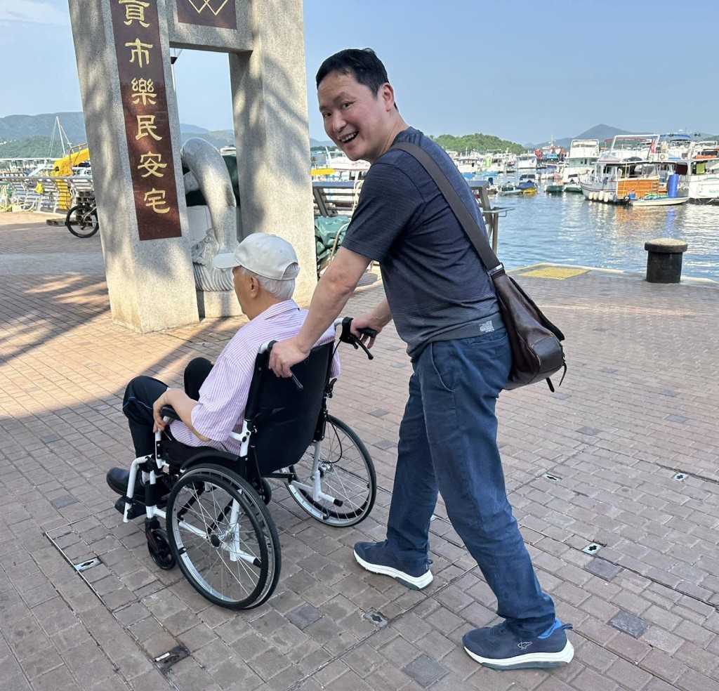 鍾景輝身形瘦削。 鍾景輝身形瘦削。