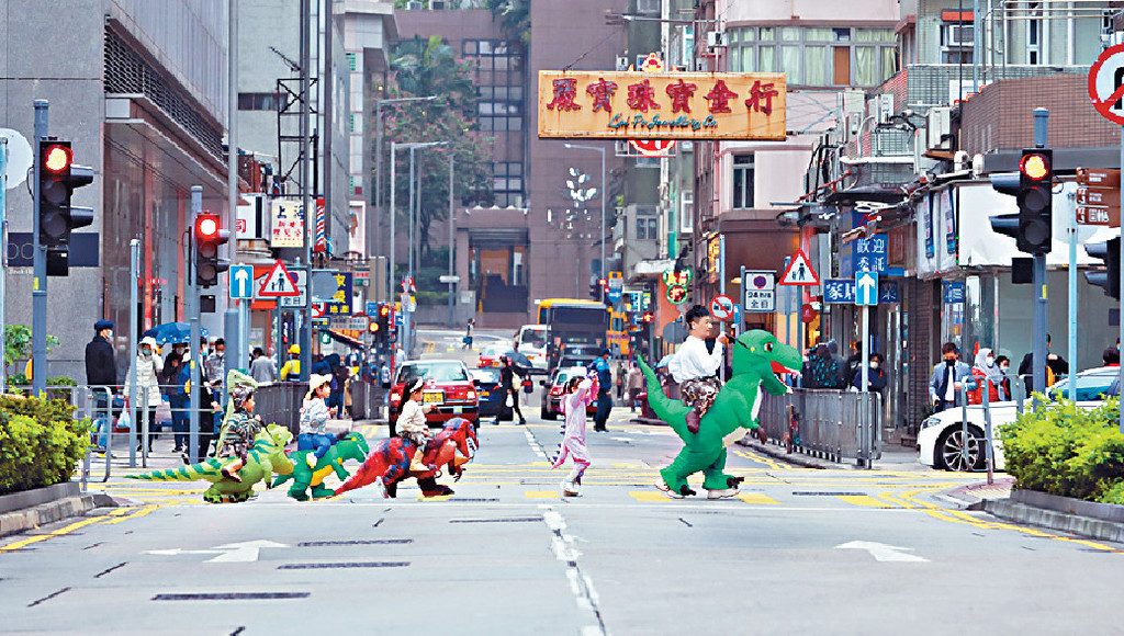 ■谭伟权带领一众小恐龙在北角街头拍摄，场面搞笑！