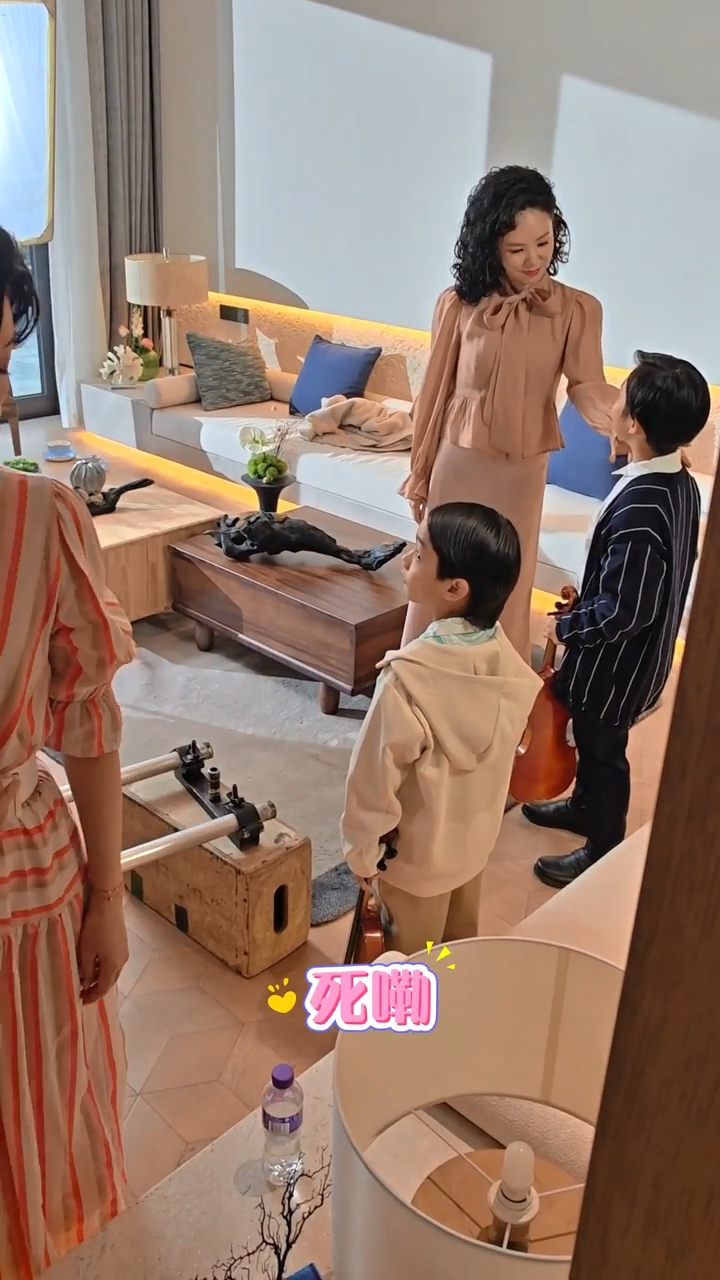 大爆戲裡飾演其母江美儀在現場的真實面貌
