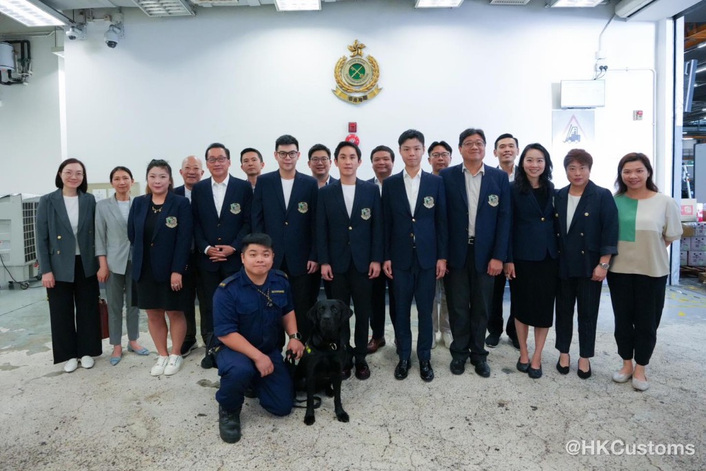 會議前,名譽會長們參觀香港國際機場設施。 會議前,名譽會長們參觀香港國際機場設施。