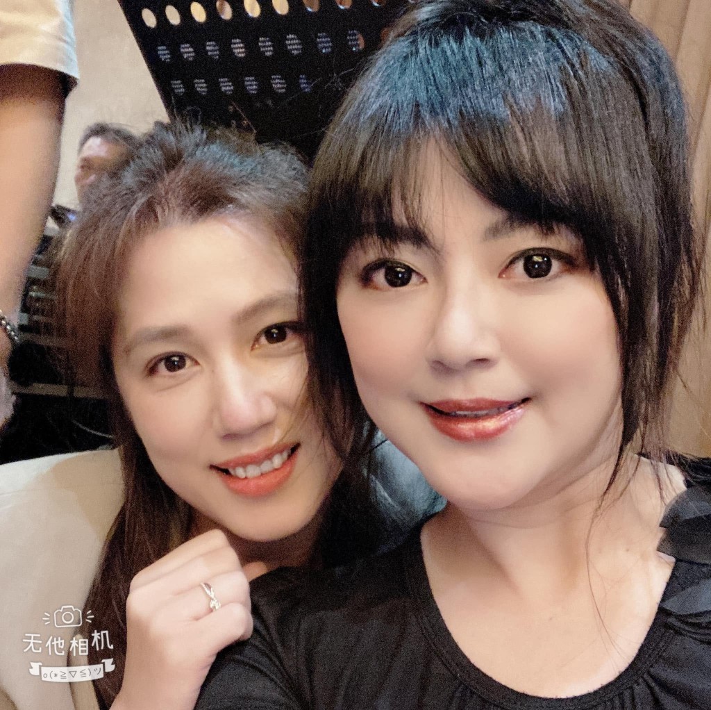 傅天穎與女性友人合照,面頰輪廓明顯比昔日發福脹大。 傅天穎與女性友人合照,面頰輪廓明顯比昔日發福脹大。