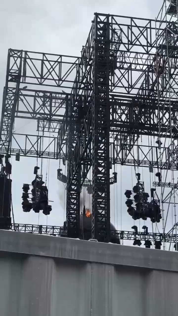 五月天香港演唱会舞台起火。（网上图片）